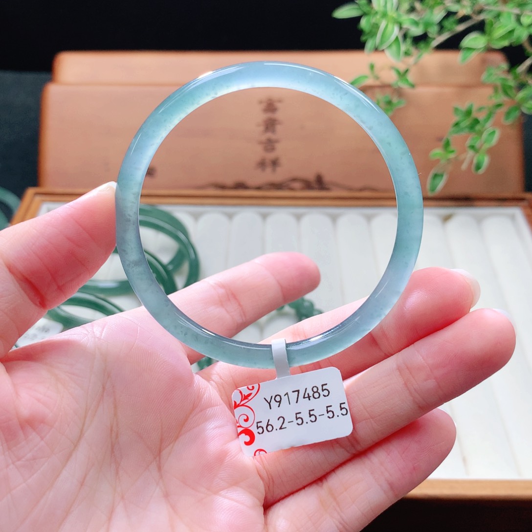 未镶嵌手镯（圆镯）翡翠