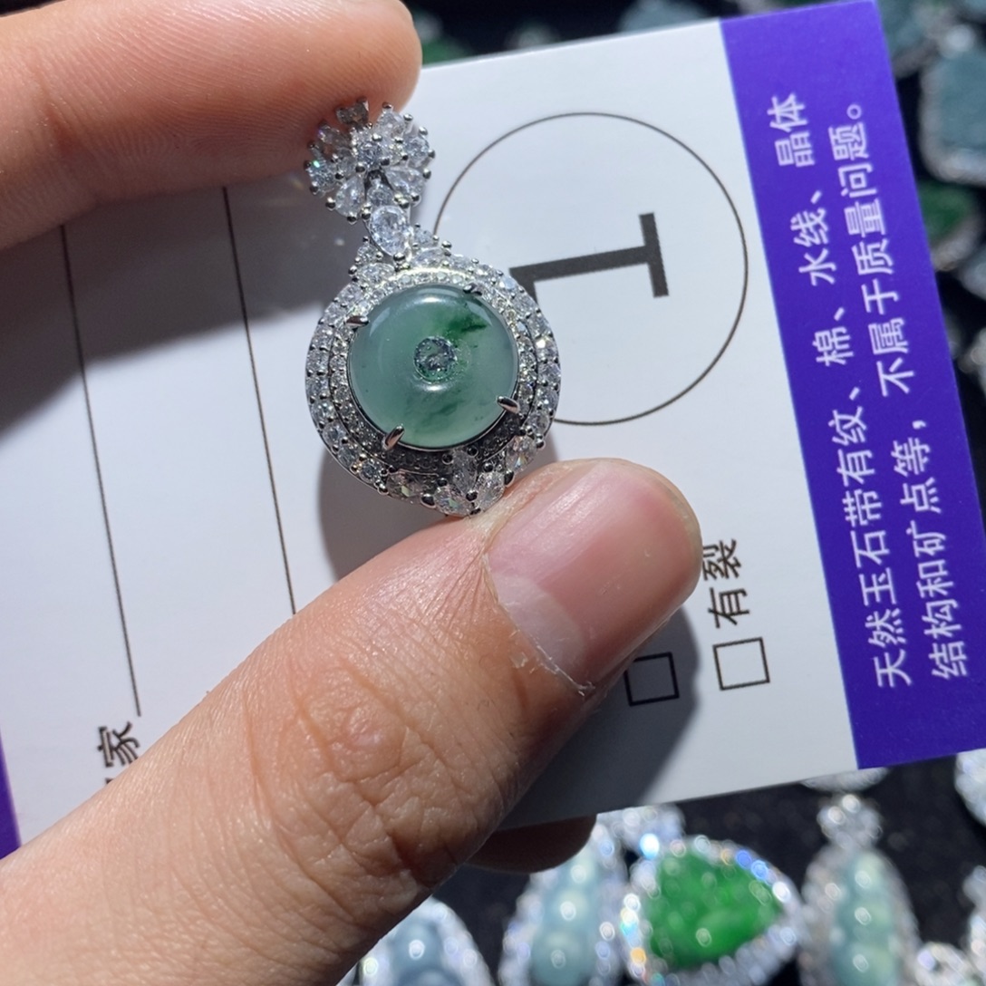 翡翠未镶嵌颈饰翡翠