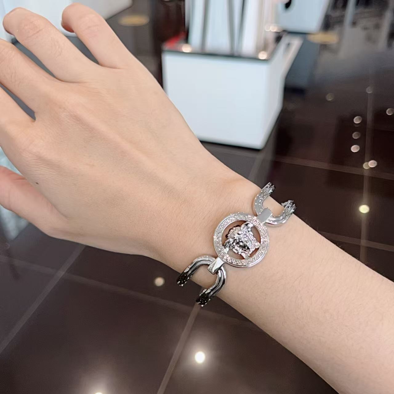 未使用 VERSACE/范思哲 饰品美杜莎银色头像手镯
