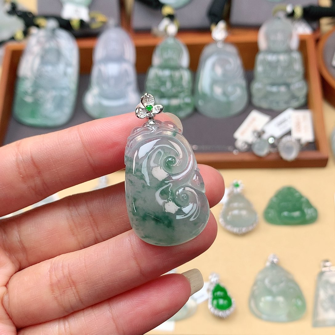 翡翠颈饰18K金镶嵌如意