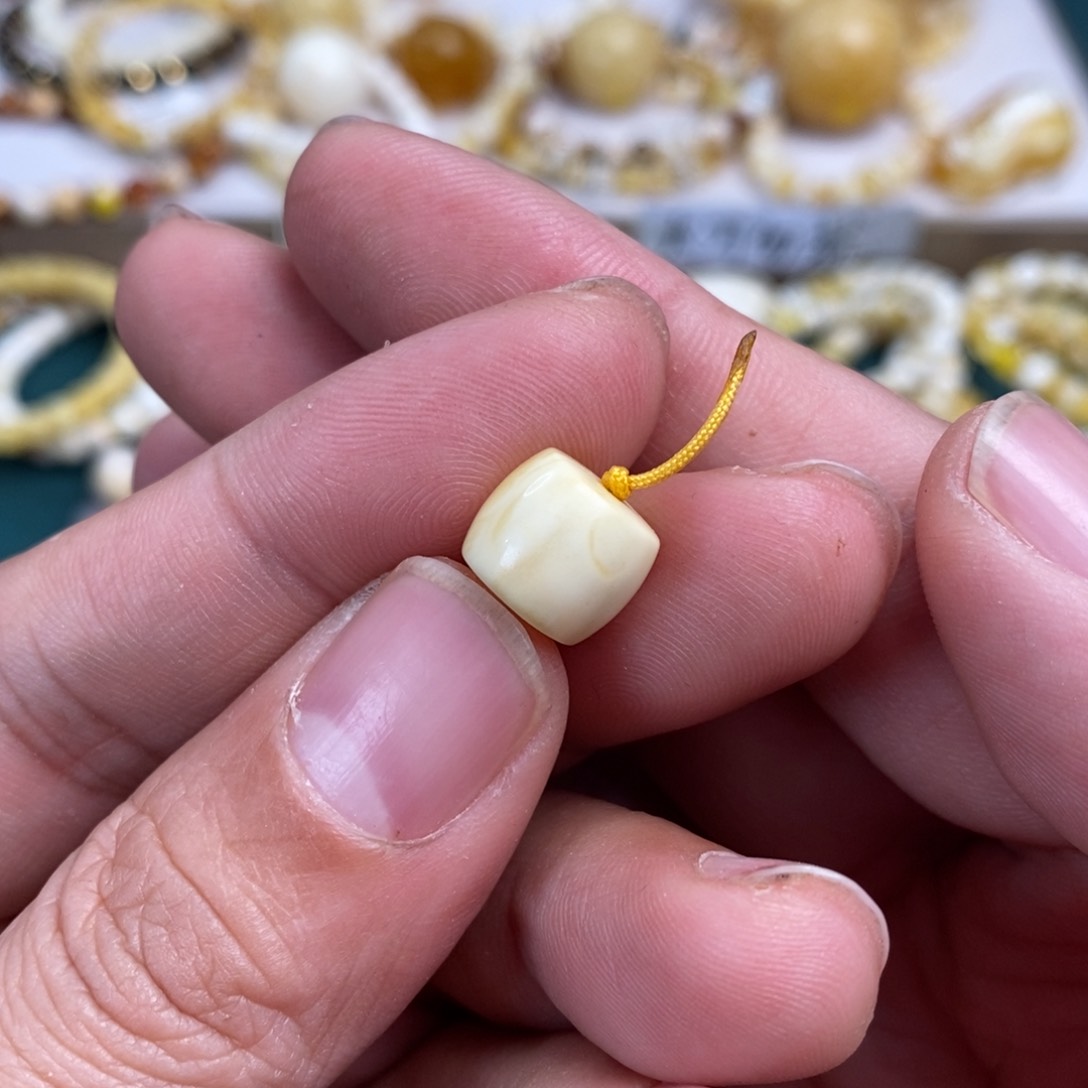 琥珀裸石未镶嵌11mm直切