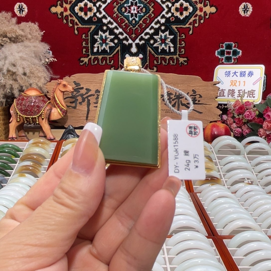颈饰足金镶嵌和田玉（碧玉）天然俄七老料粉碧