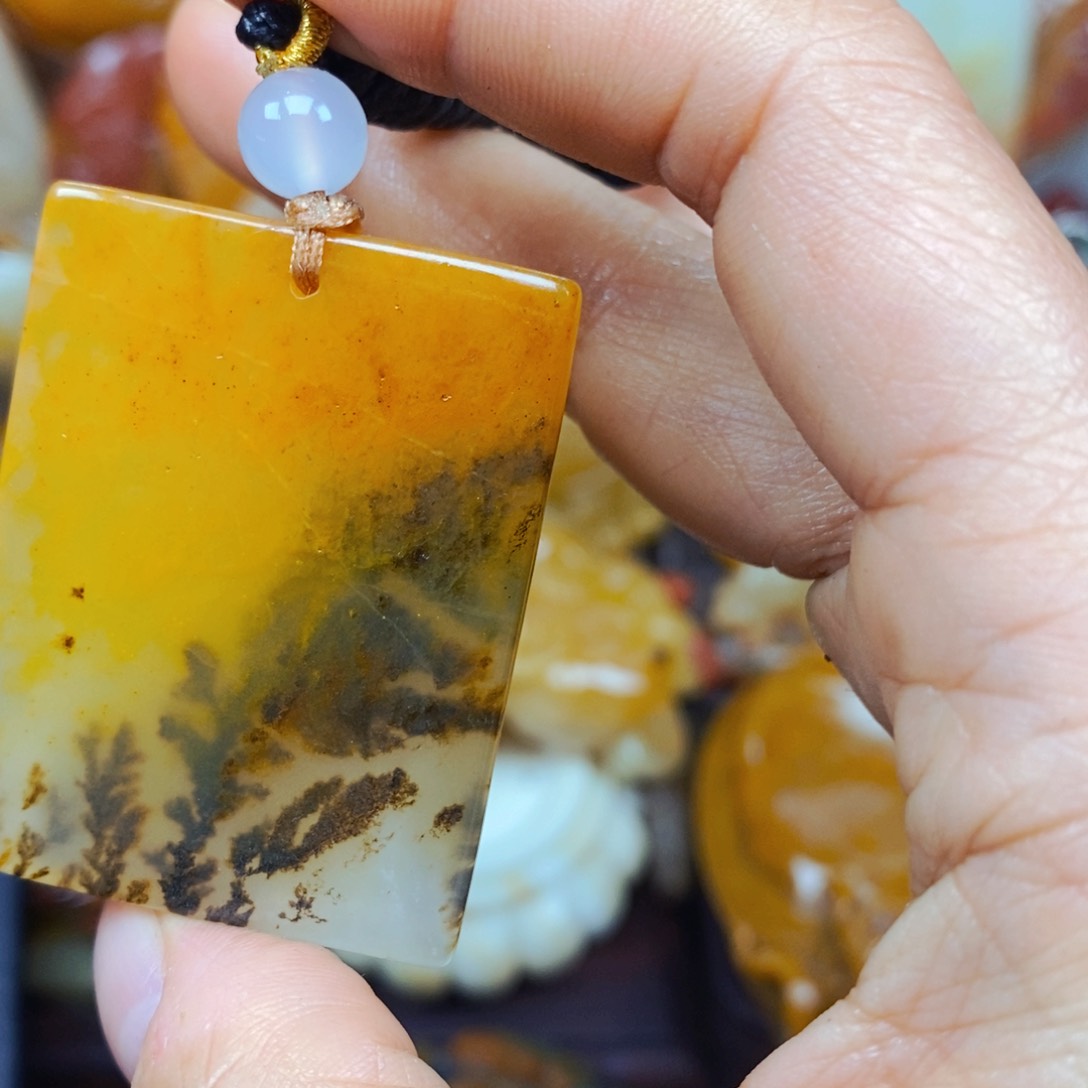 石英质玉（黄龙玉）颈饰未镶嵌