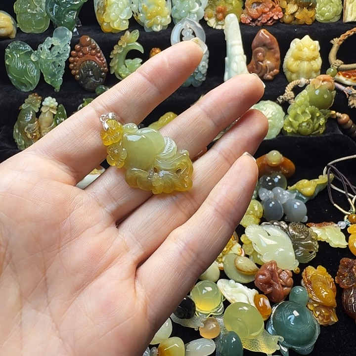 蛇纹石玉未镶嵌颈饰