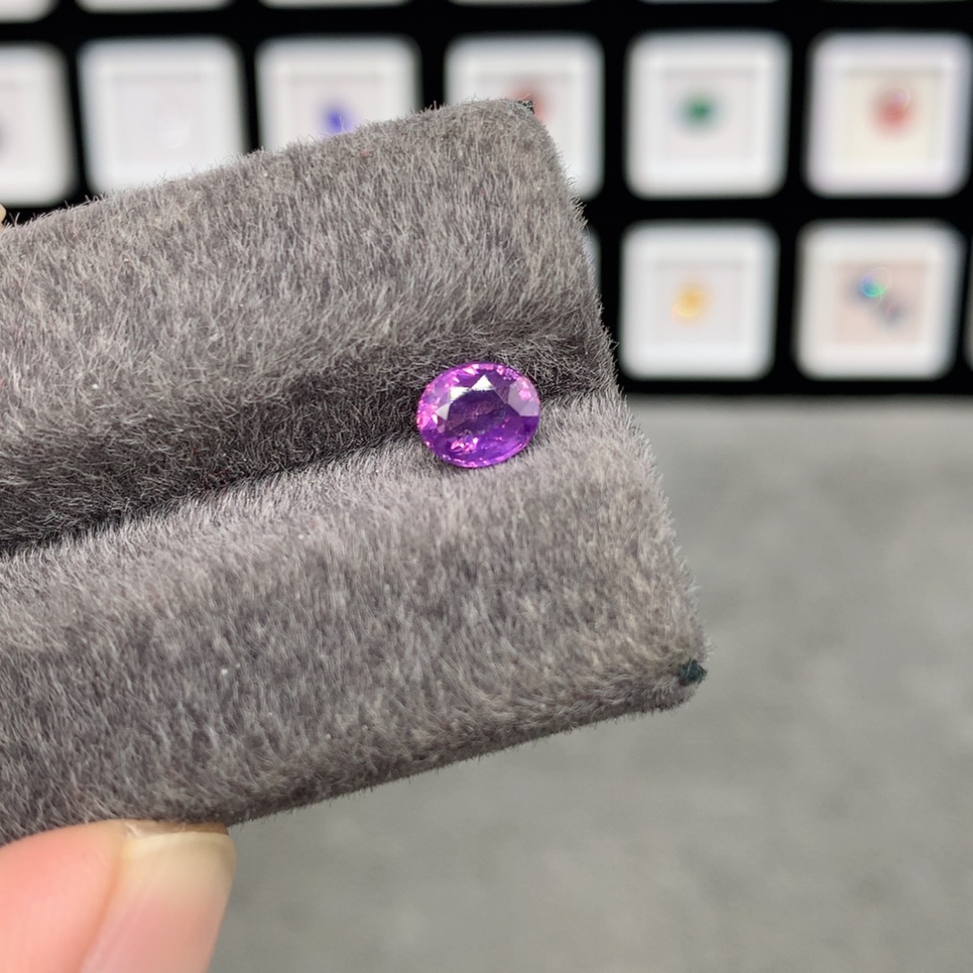 蓝宝石裸石1.06克拉无烧带证