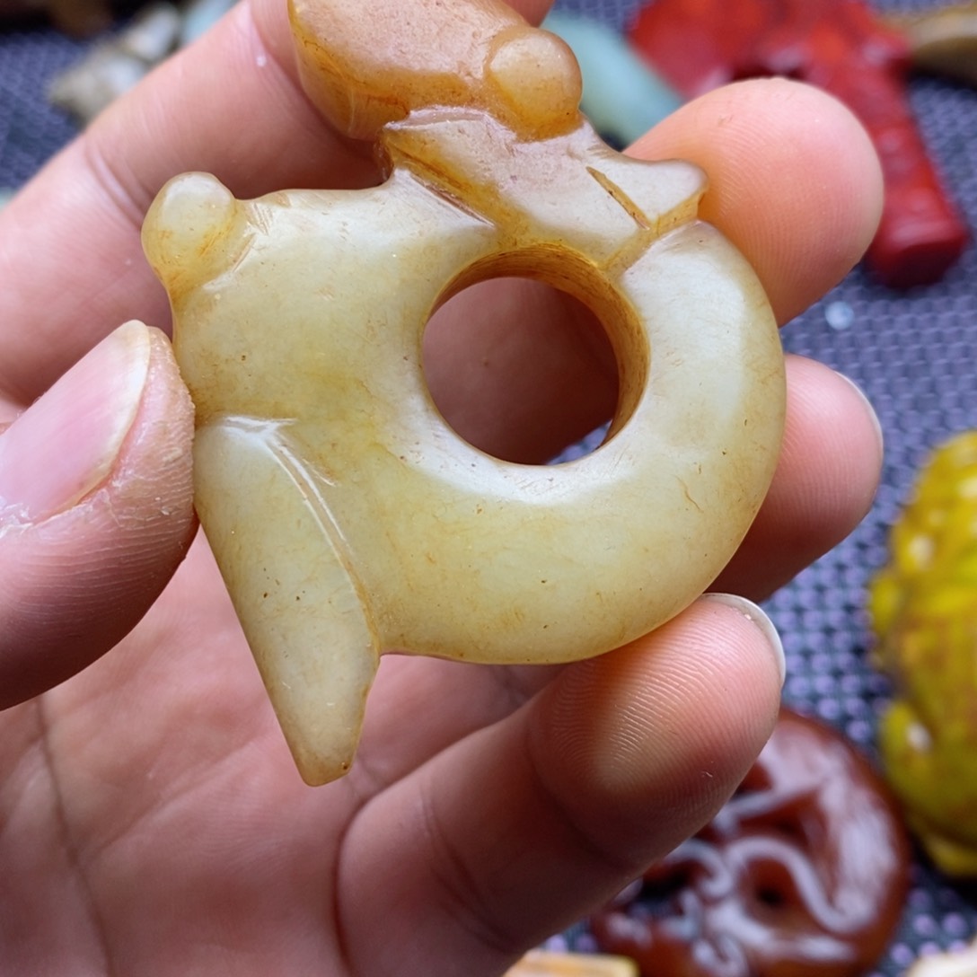 蛇纹石玉颈饰未镶嵌鸿**头