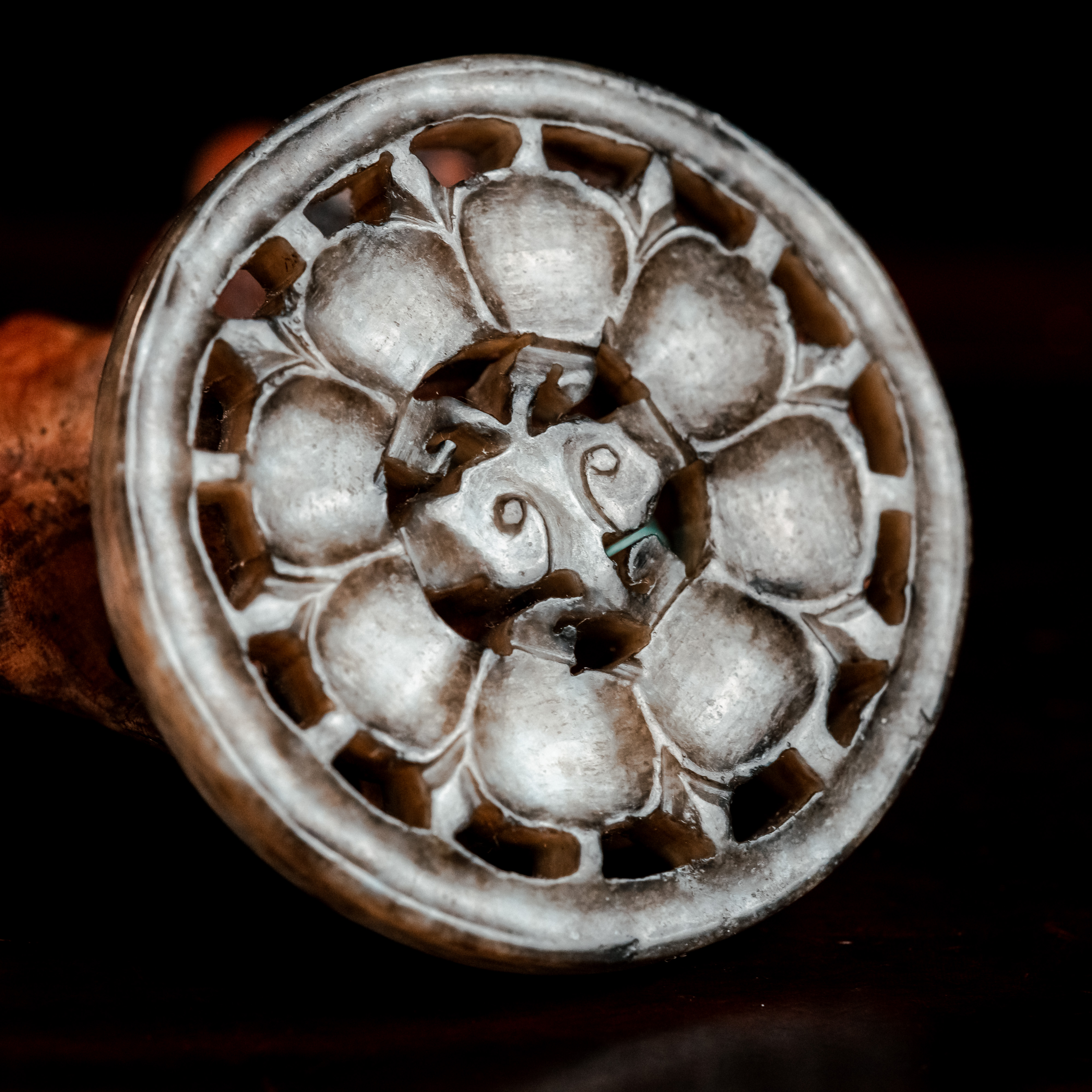 明代和田玉莲瓣纹佩-LM