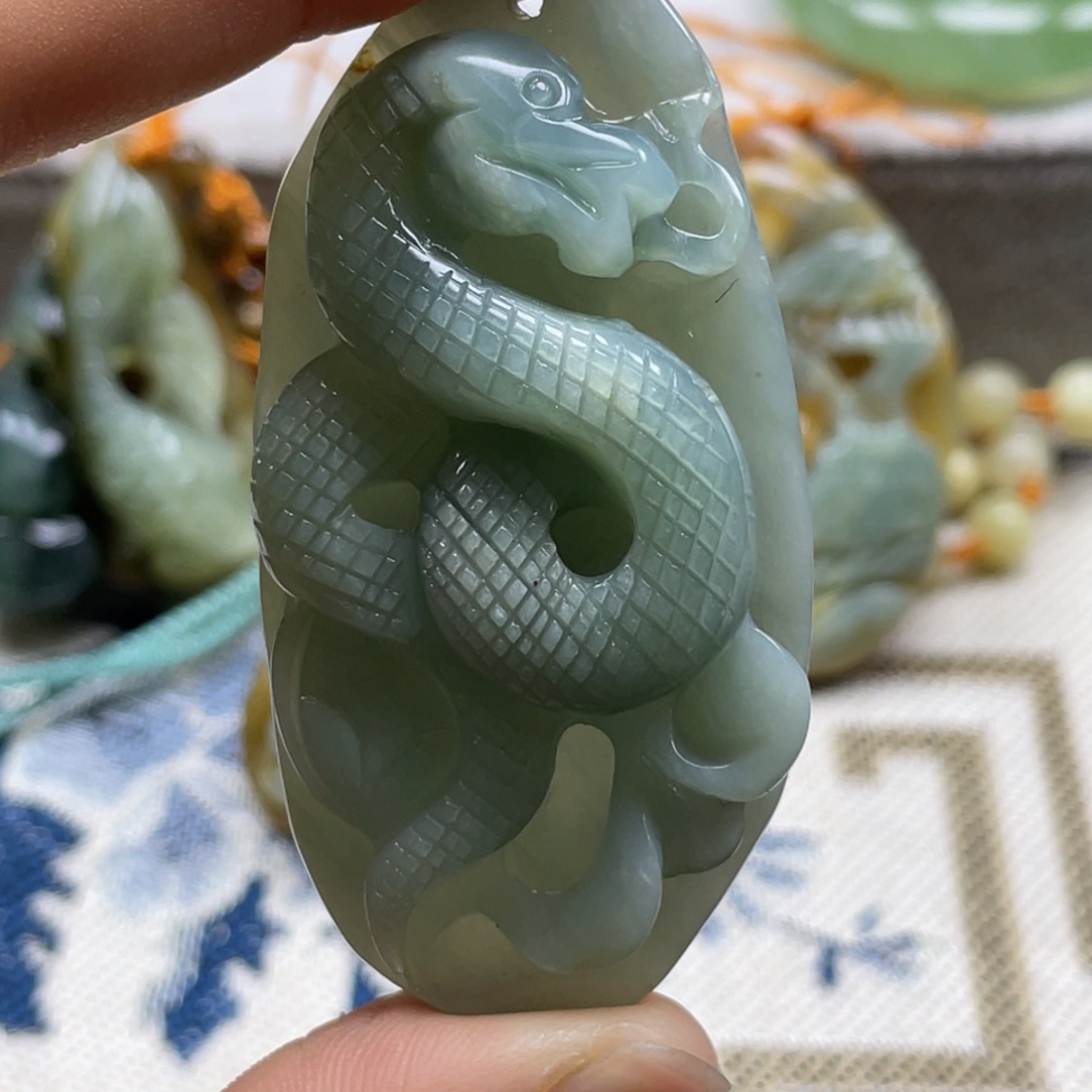 蛇纹石玉颈饰未镶嵌
