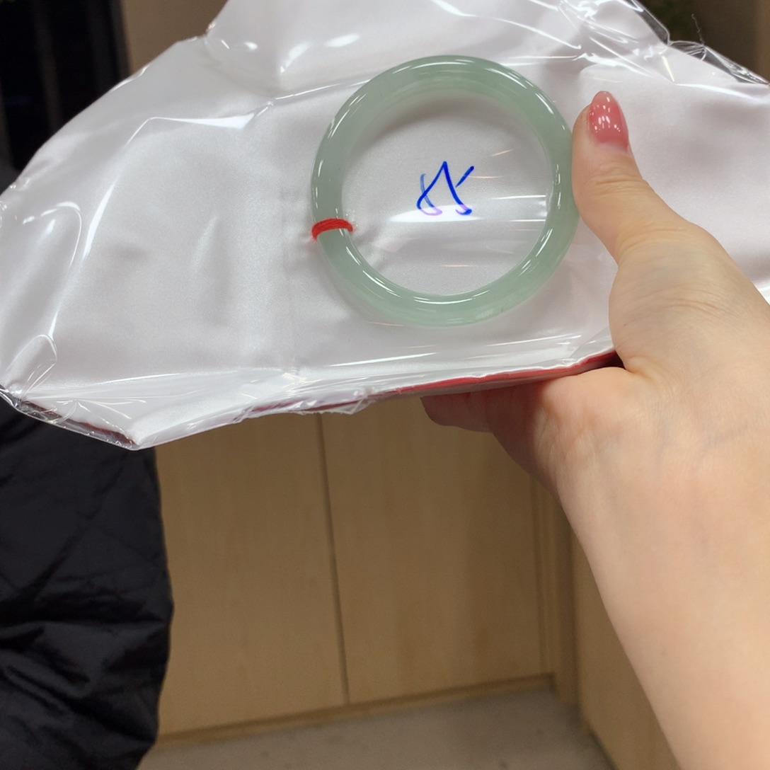 翡翠手镯未镶嵌不退不换