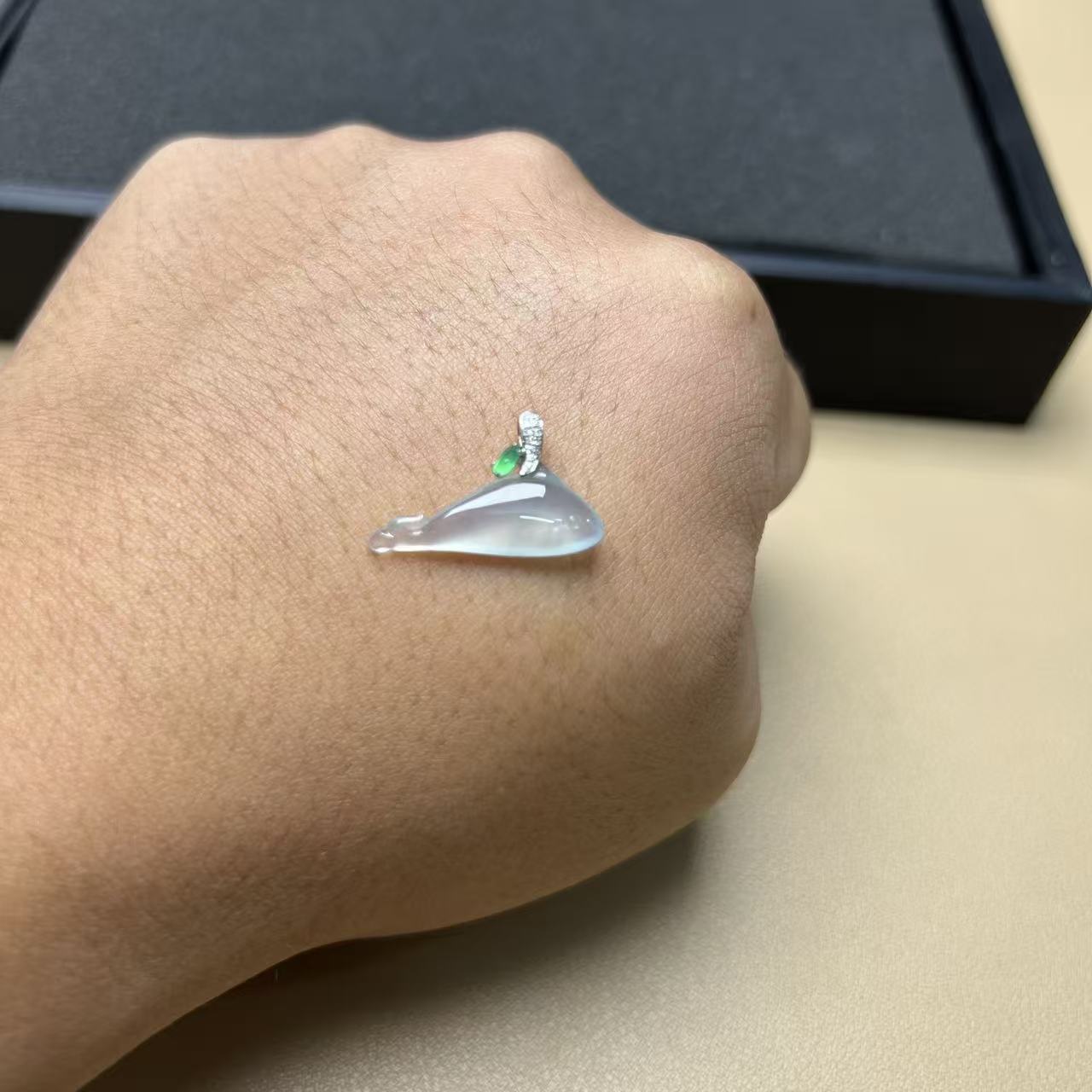 翡翠小海豚吊坠高冰种光感水头好淡雅圣洁高贵清纯18K轻奢精致