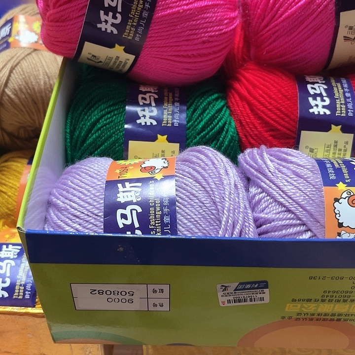 大绿大红各三个，浅蓝浅紫玫瑰粉各两个