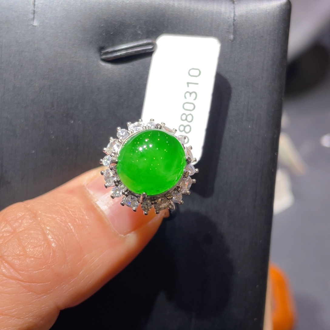 翡翠未镶嵌颈饰戒指