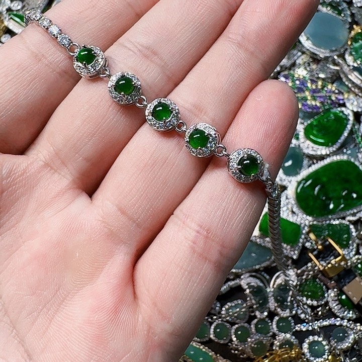 翡翠颈饰未镶嵌天然A货翡翠放漏