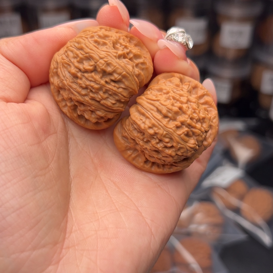 文玩核桃吊坠香*怪白狮子