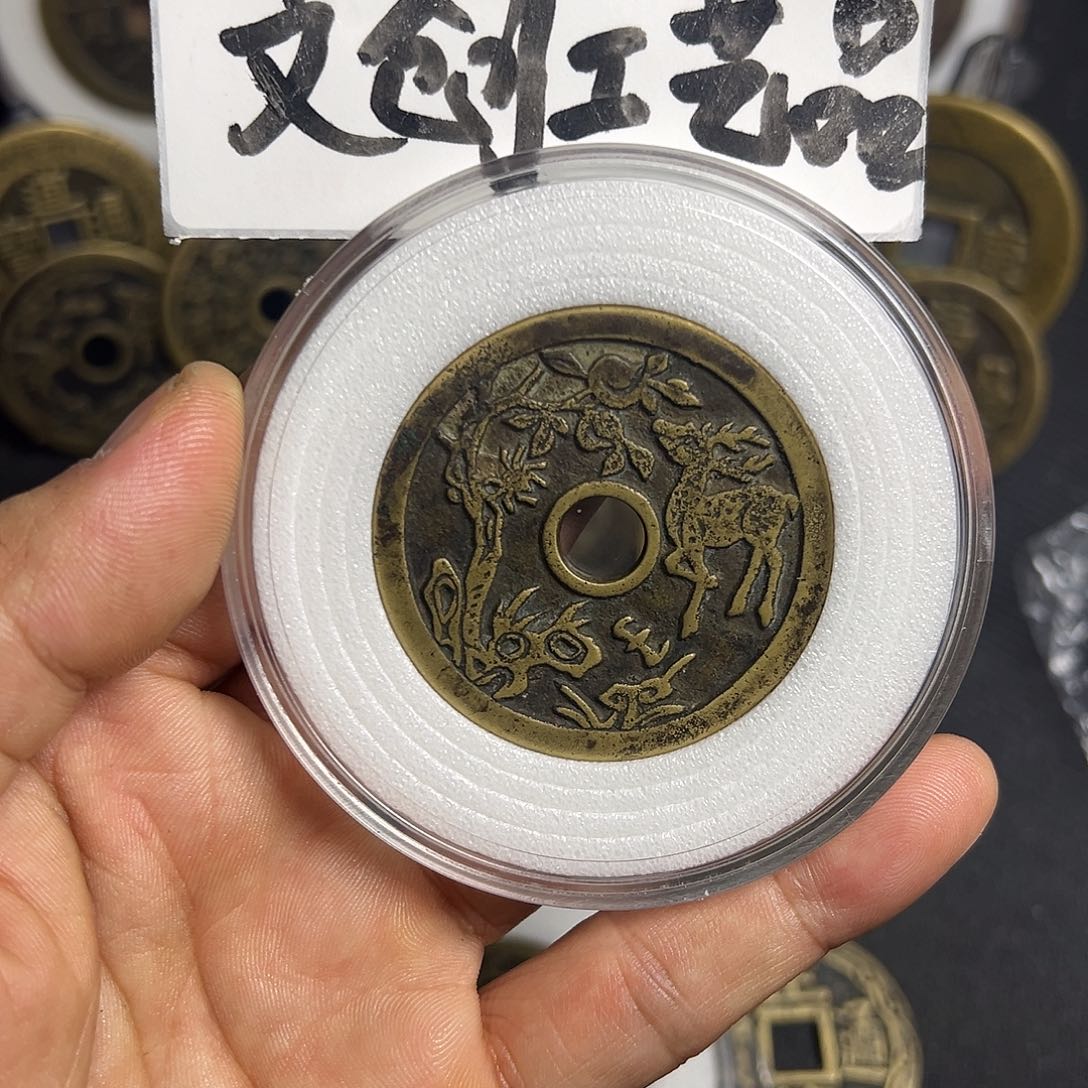 求**取现代文创工艺品小鹿吃桃