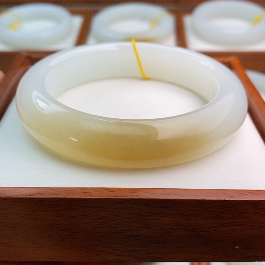 和田玉（糖玉）未镶嵌手镯