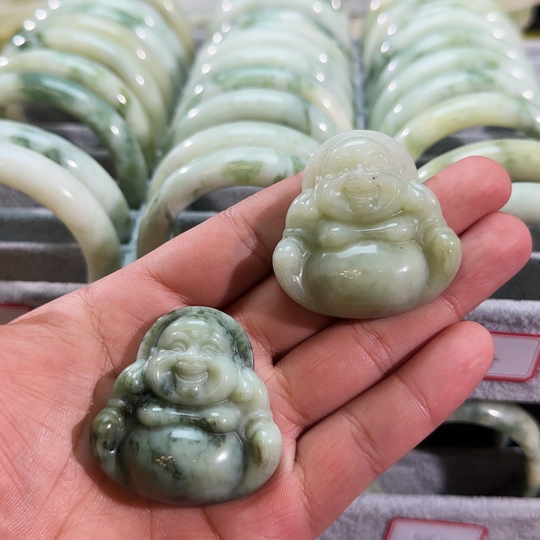 透闪石-蛇纹石玉未镶嵌颈饰