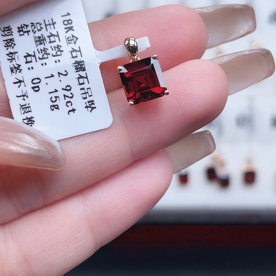 18K金镶嵌石榴石吊坠(不含链)