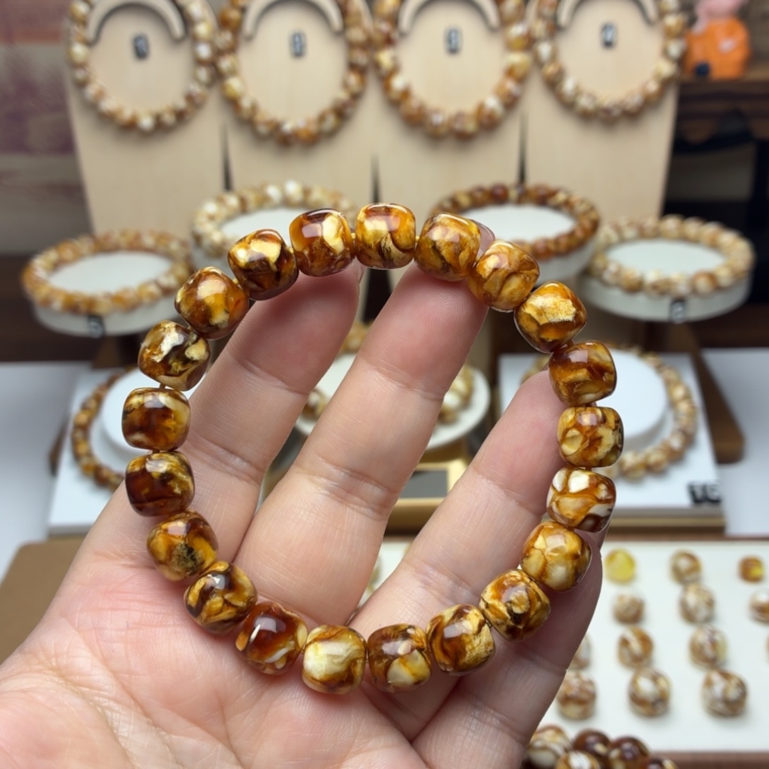 10mm沁色精工老型手串一条带矿点
