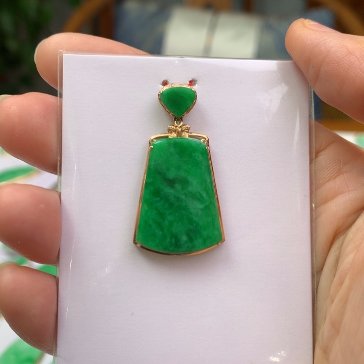 翡翠颈饰18K金镶嵌翡翠吊坠