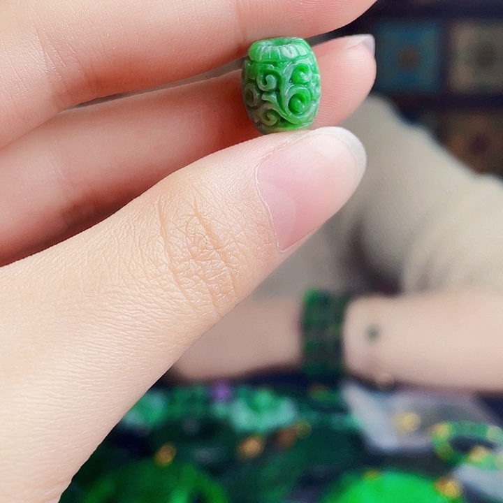 翡翠未镶嵌颈饰多样性