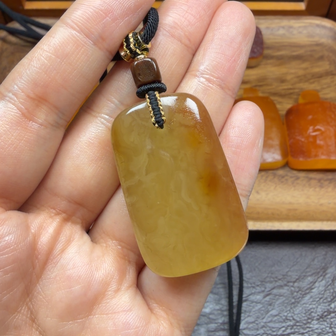琥珀未镶嵌吊坠(赠链)