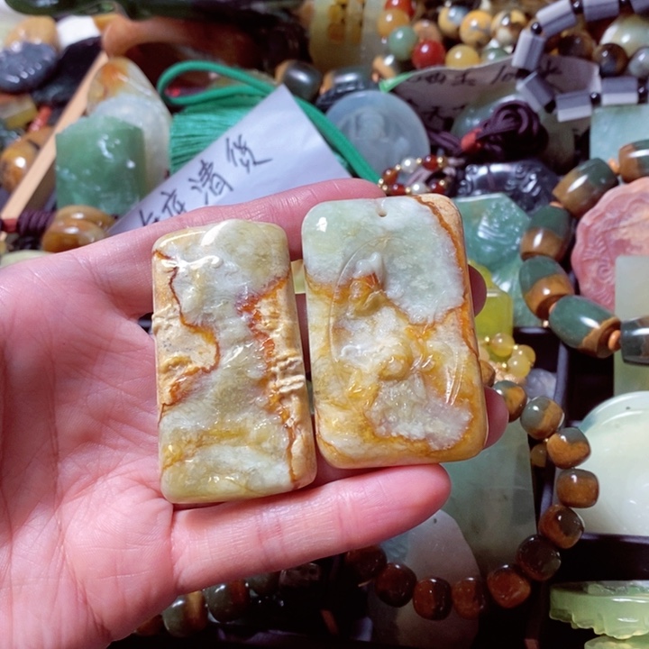 蛇纹石玉颈饰未镶嵌