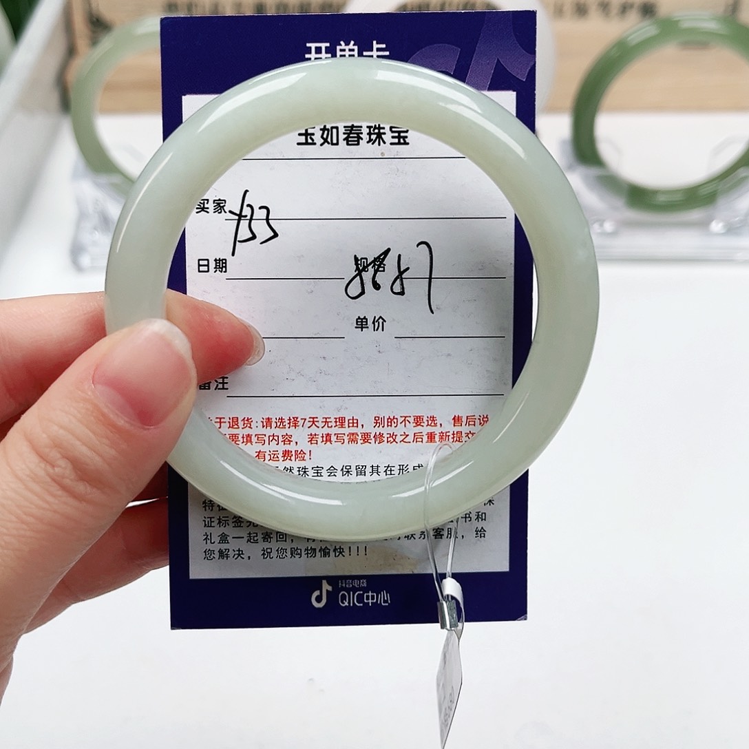 和田玉手镯未镶嵌