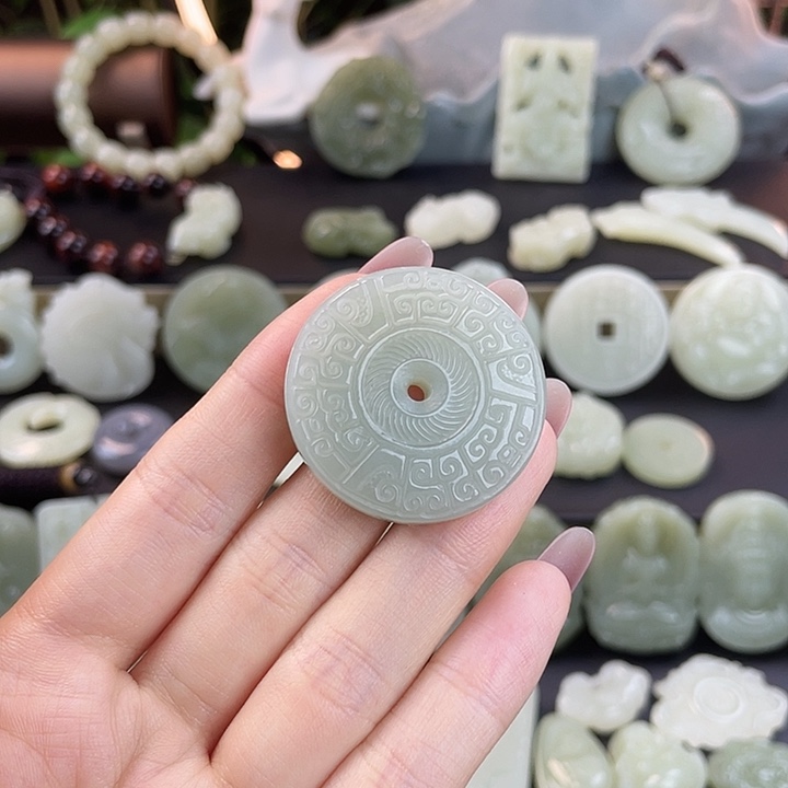 许***柔和田玉未镶嵌颈饰