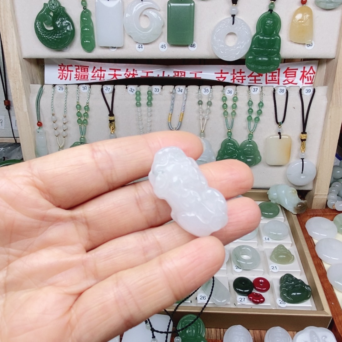 石英质玉（非洲翠）未镶嵌颈饰