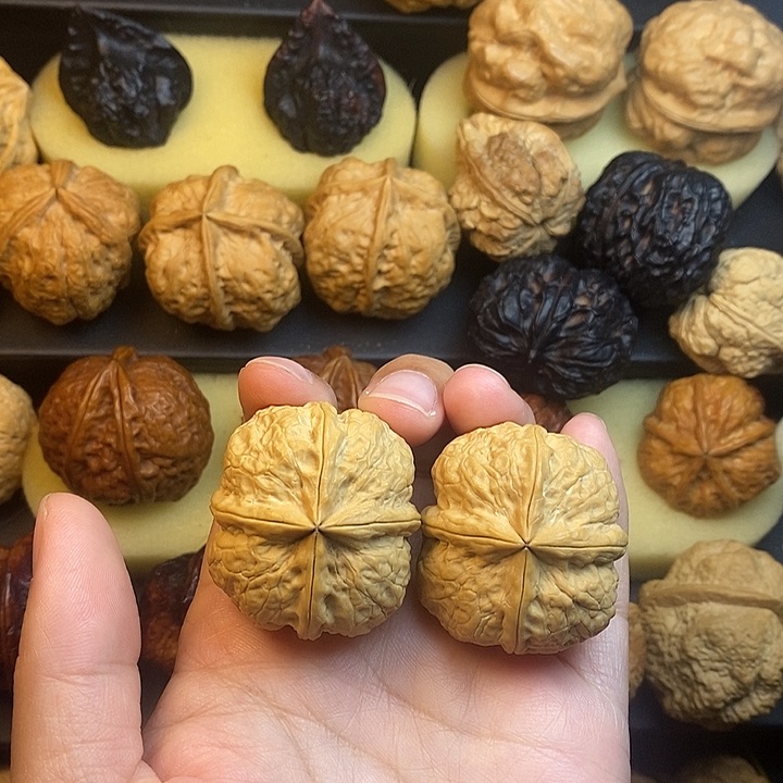 文玩核桃吊坠火麒麟39