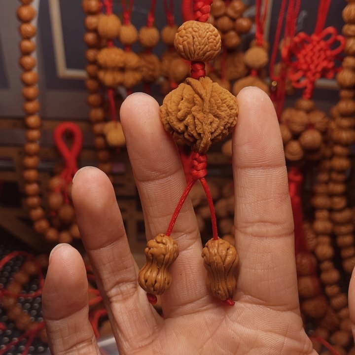 廉***韵木质类龙纹桃枭挂件