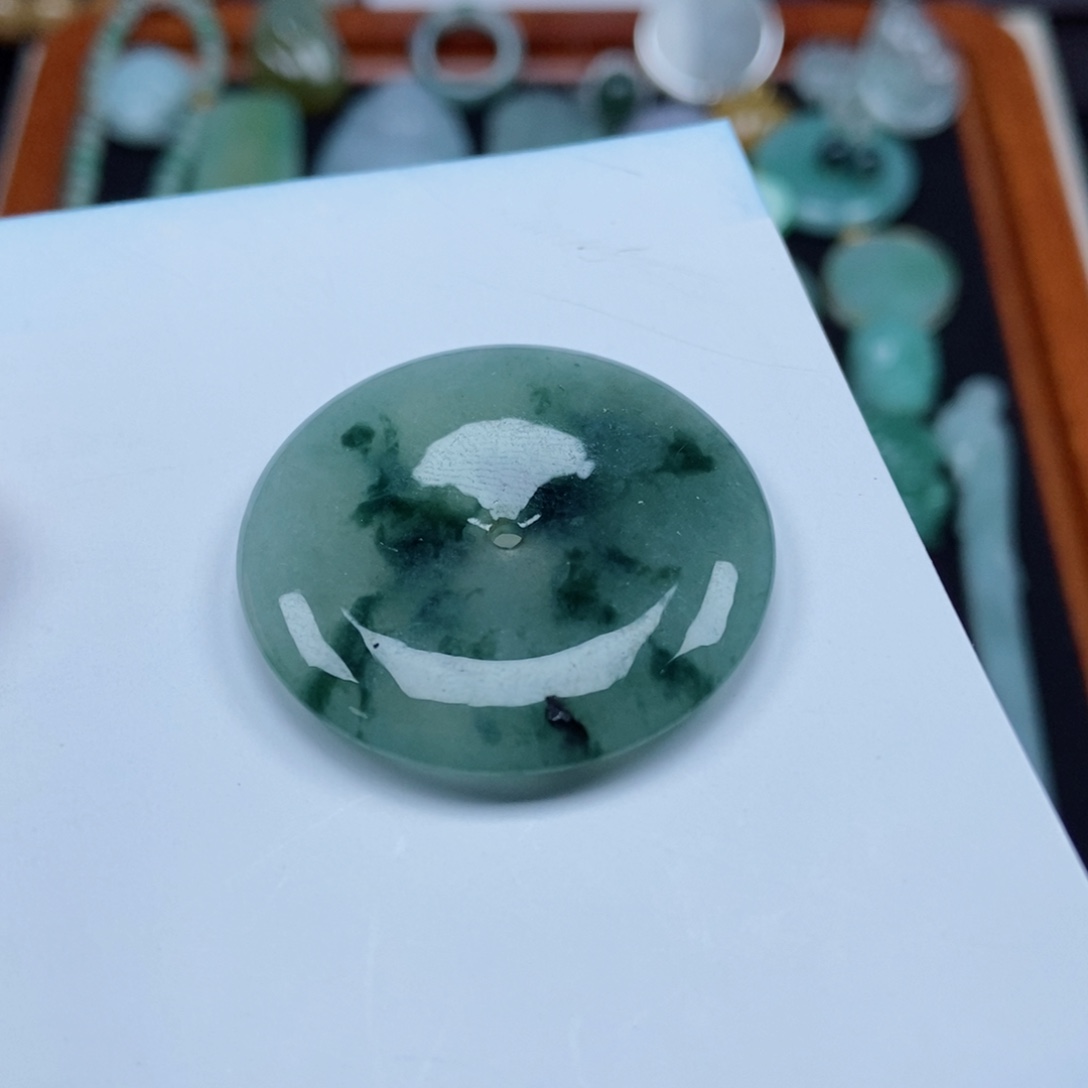 翡翠颈饰未镶嵌平安扣