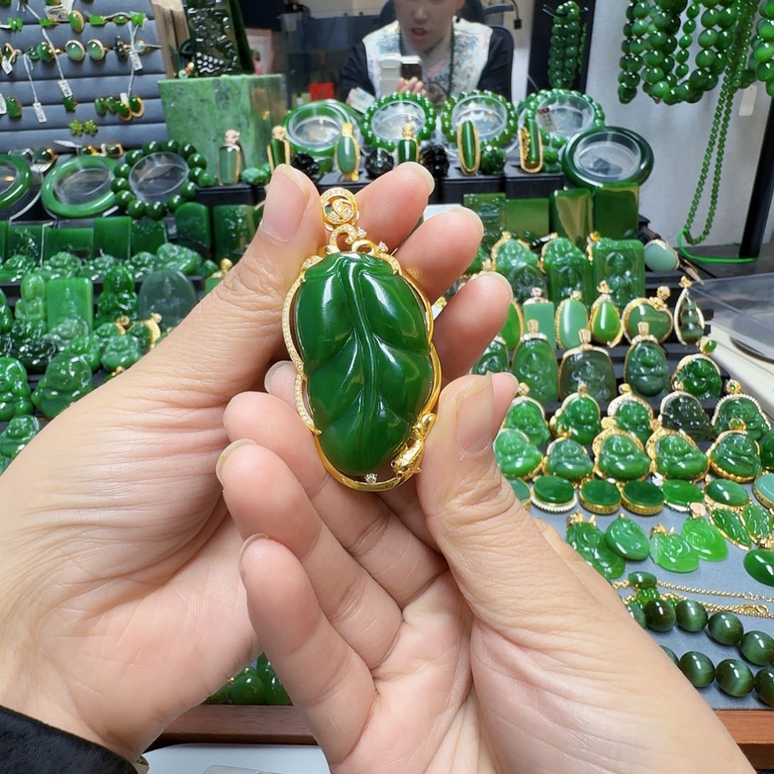 和田玉（碧玉）颈饰18K金镶嵌轻**写