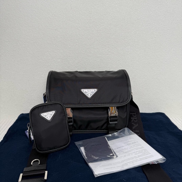 未使用 Prada/普拉达 5583男士时尚休闲二合一双扣邮差包/7月购入