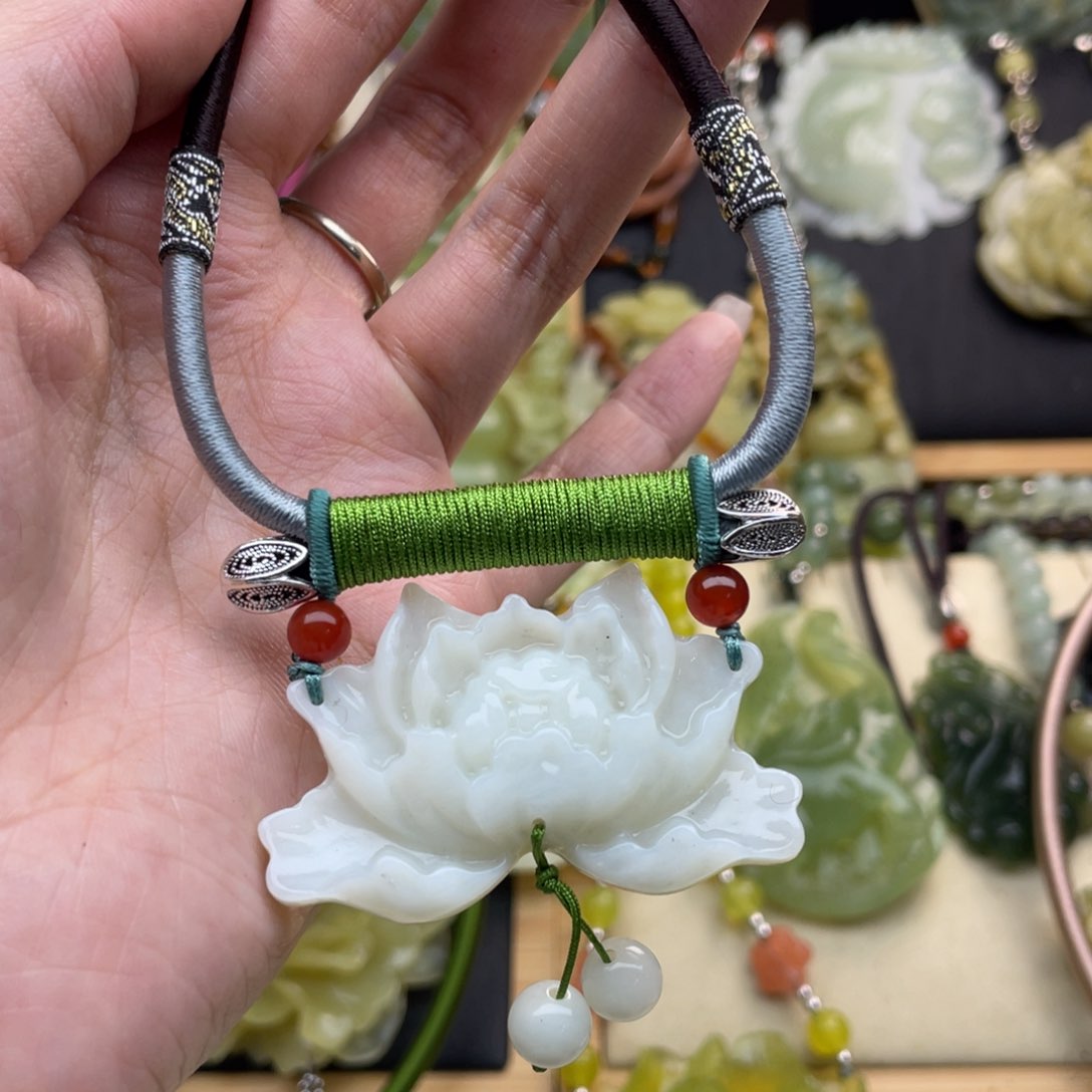 蛇纹石玉颈饰未镶嵌