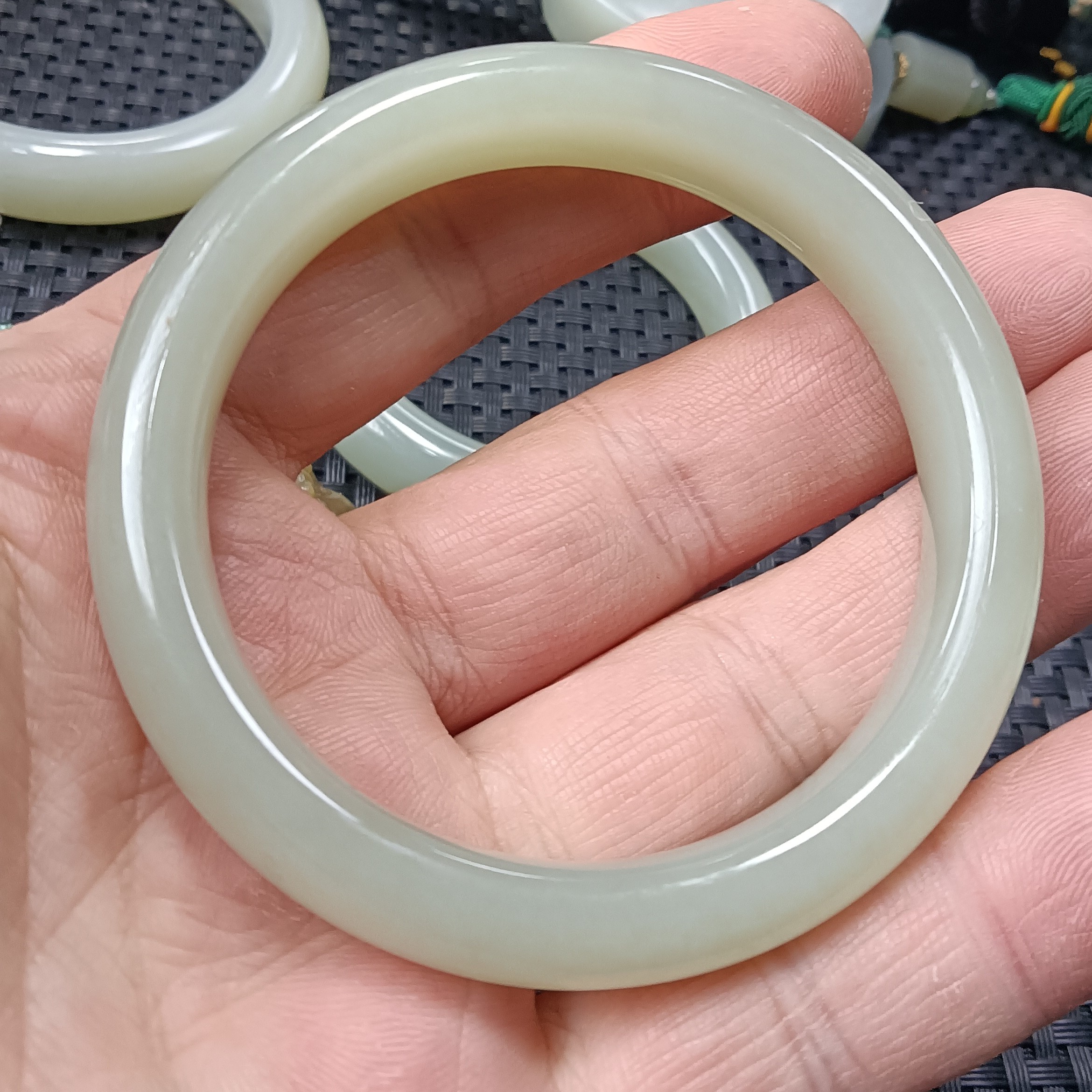 新疆和田玉且末近矿青白玉镯子圈口53.7重45克