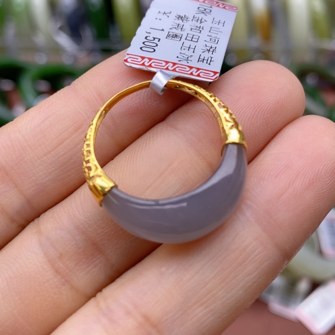 18K金镶嵌戒指和田玉