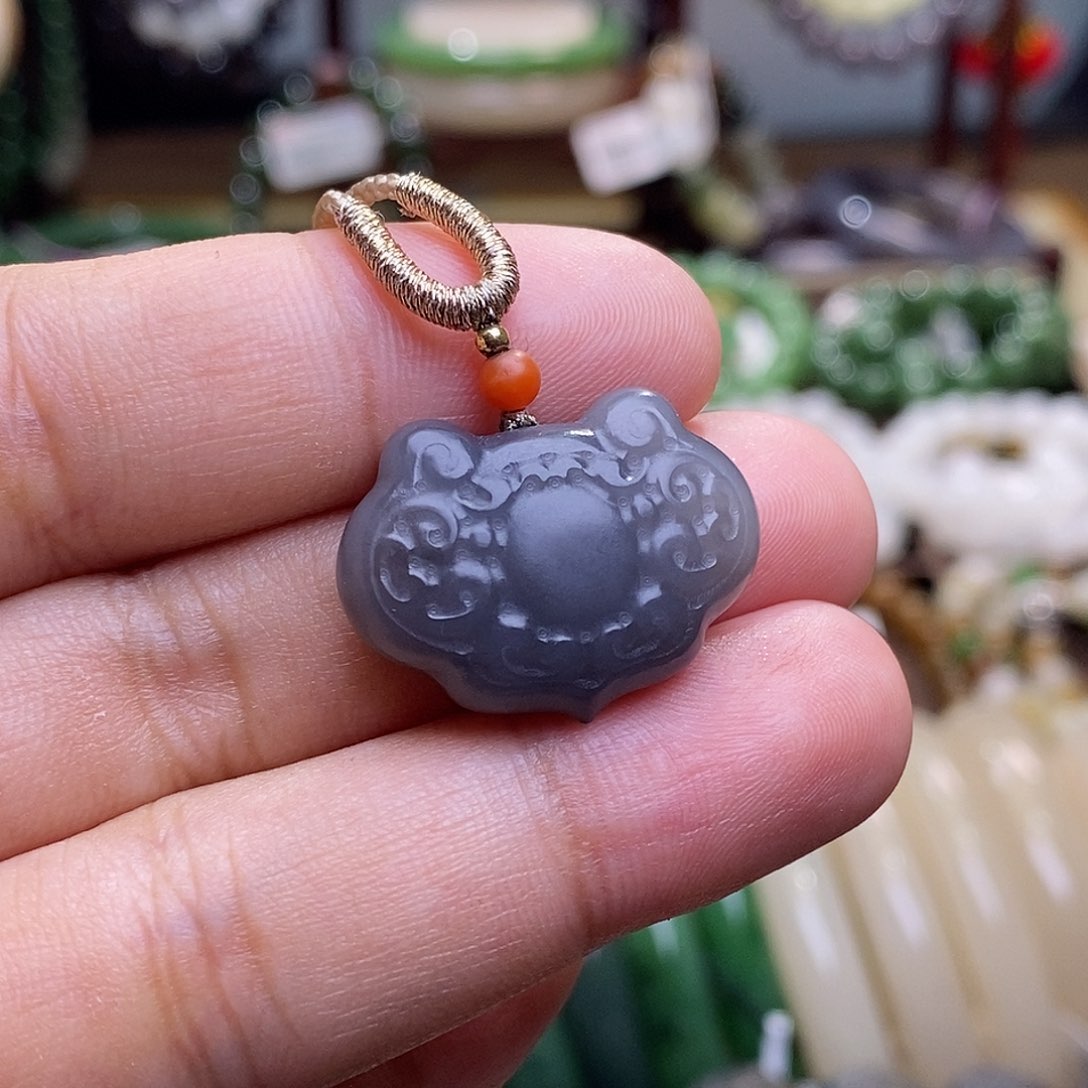 和田玉未镶嵌烟紫老矿料高冰浓紫如意锁吊坠