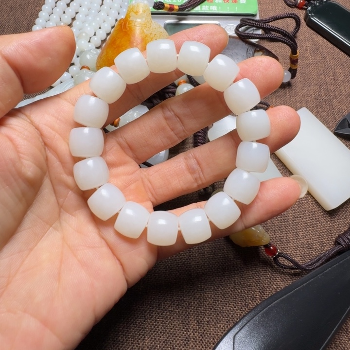 超***人和田玉未镶嵌颈饰