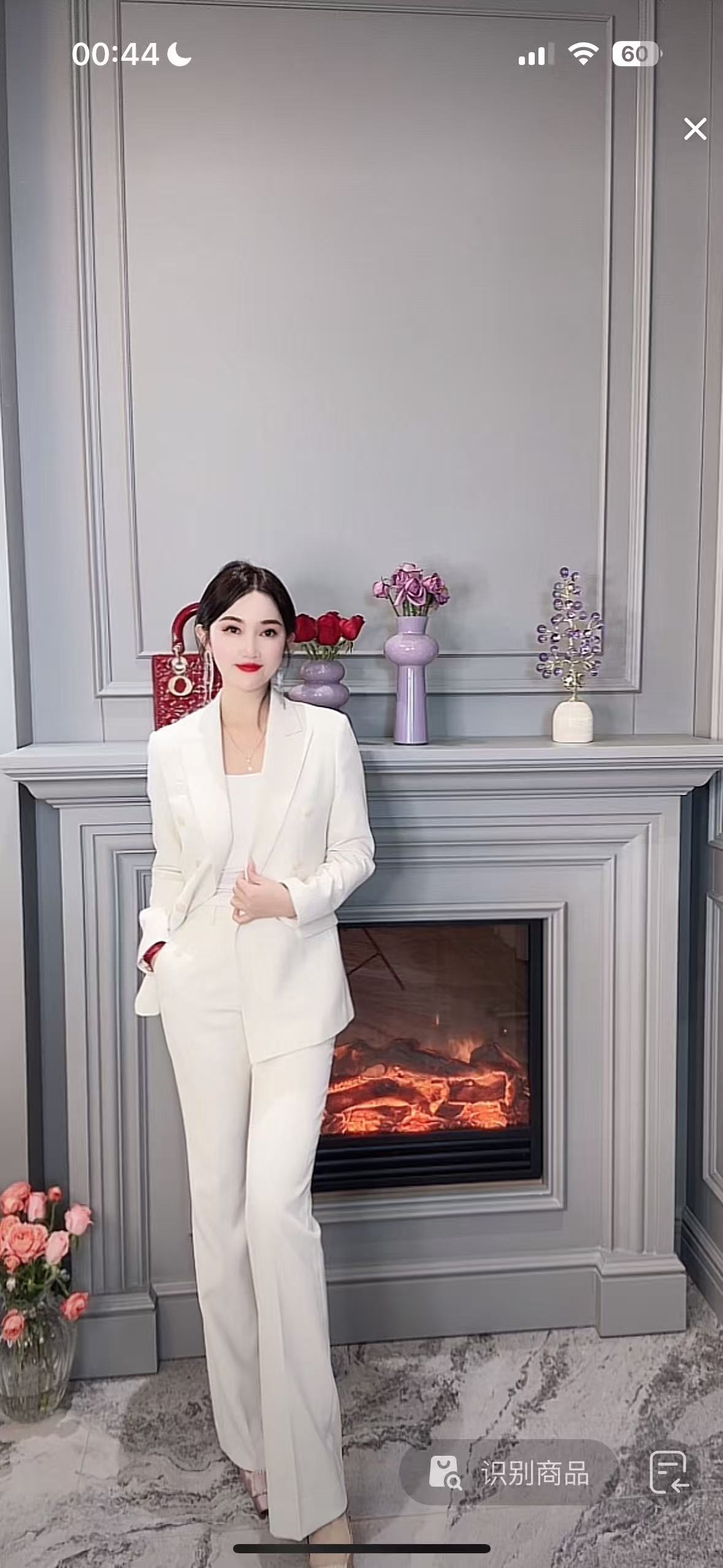 臻韩美2024秋款气质白色双排扣长袖微喇裤套装