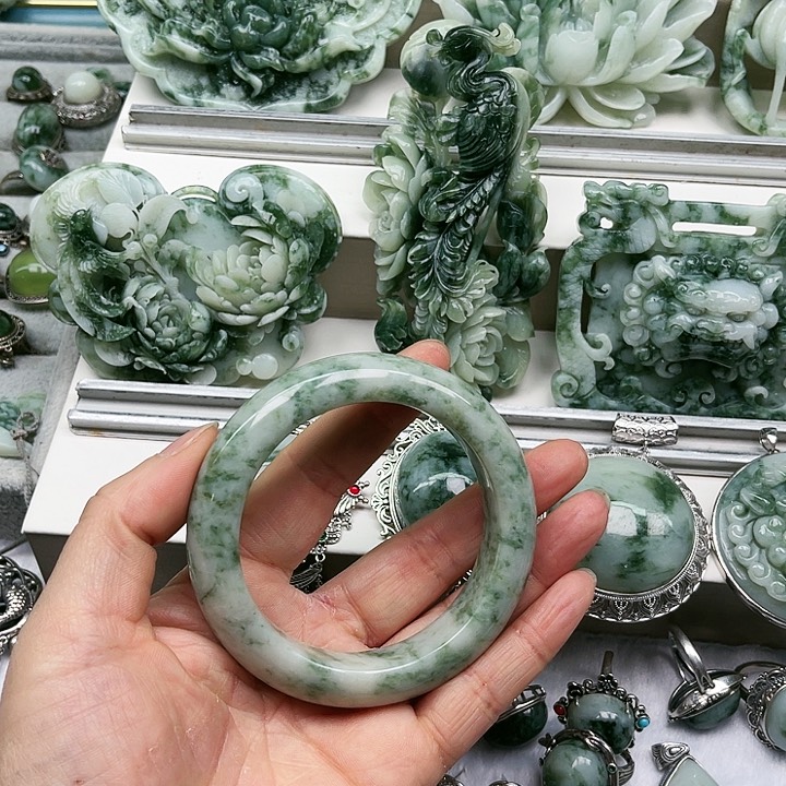 透闪石-蛇纹石玉颈饰未镶嵌