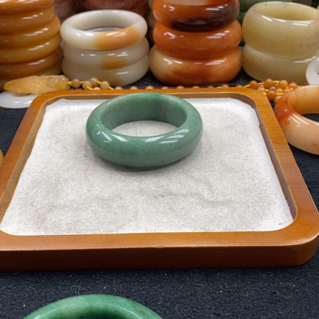 ***石英岩玉未镶嵌手镯（圆镯）