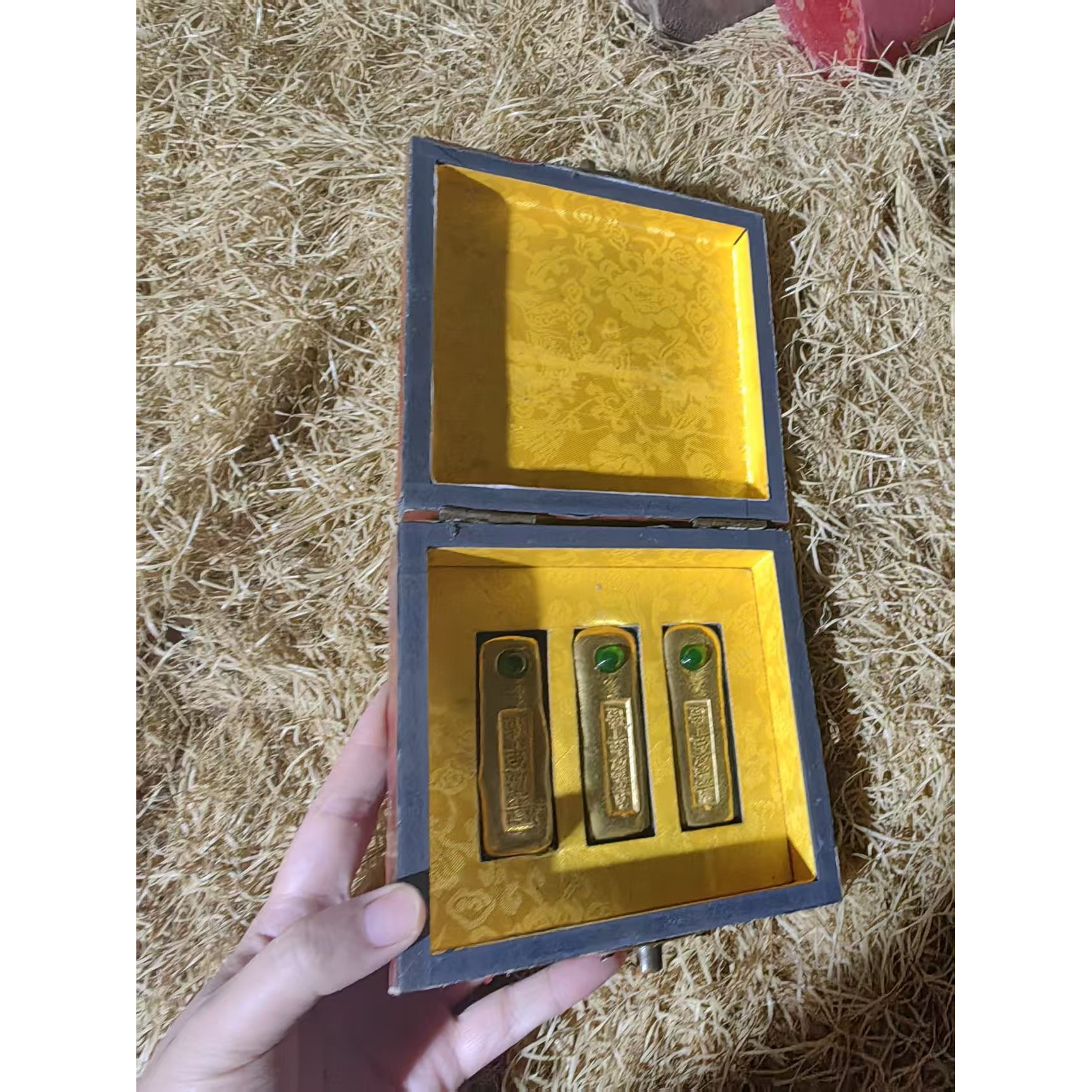 1个开封大期三宝红色小盒子摆件链接