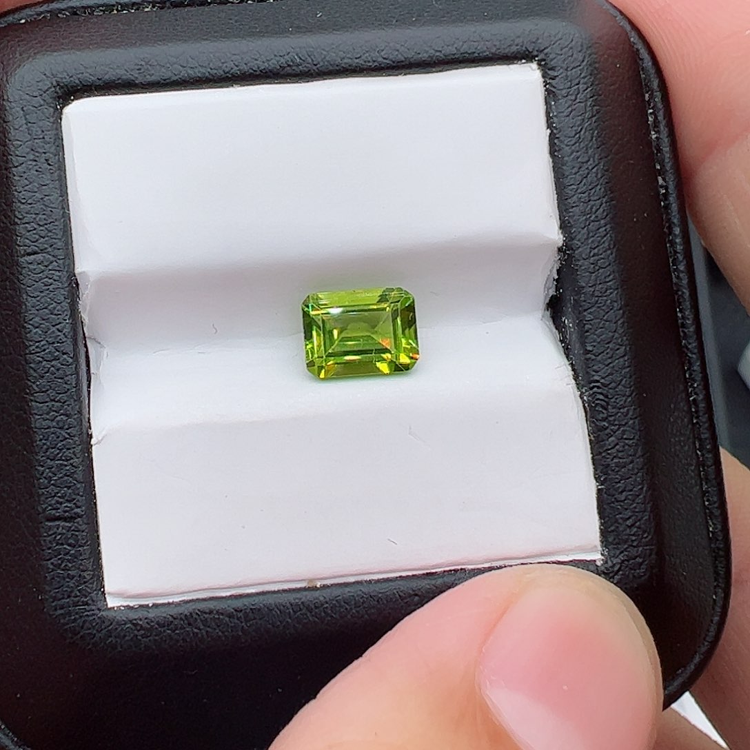 橄榄石6✖️8方裸石未镶嵌财**儿