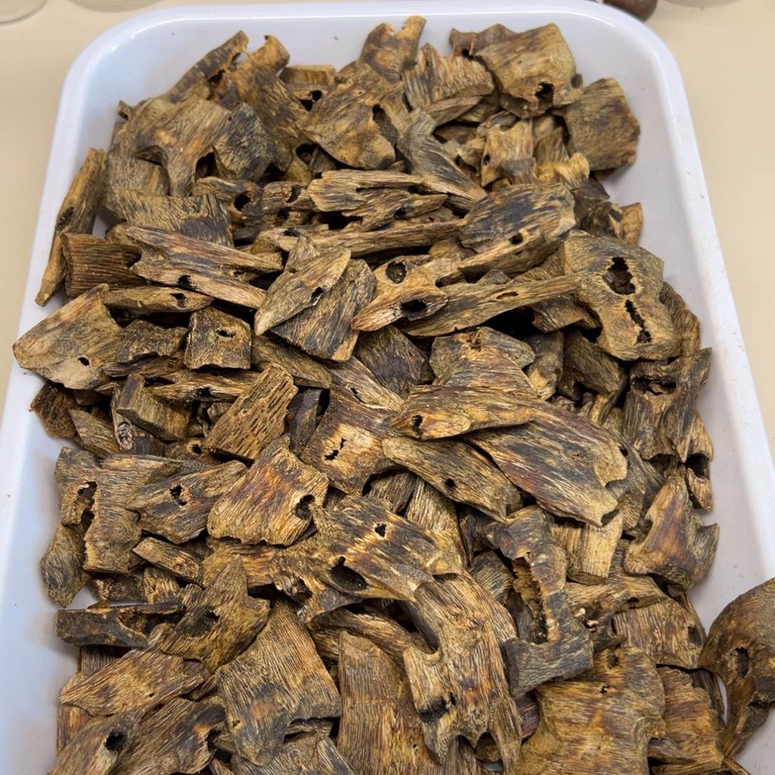 沉香沉香碎屑乌身圆叶原材料100克
