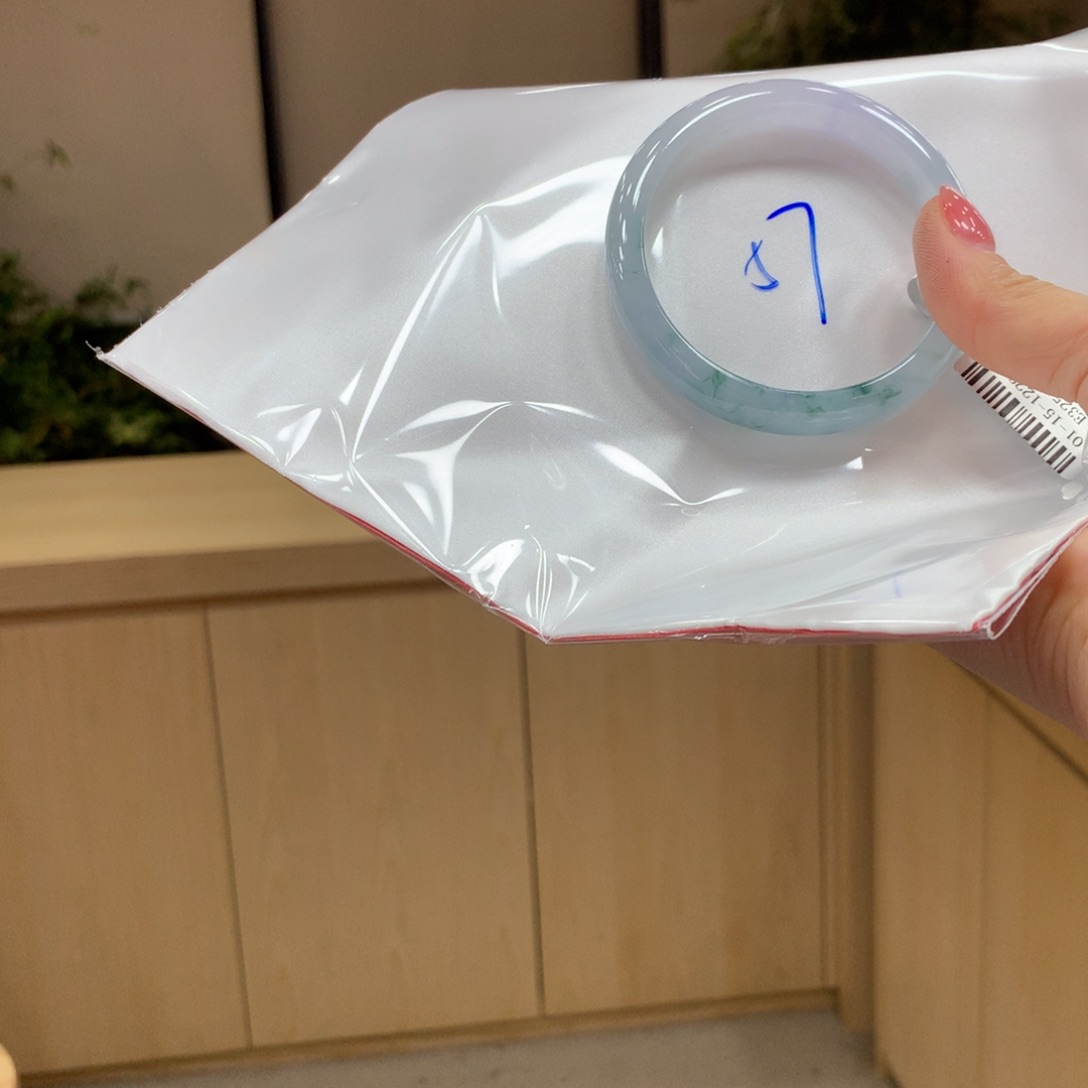 翡翠手镯未镶嵌不退不换