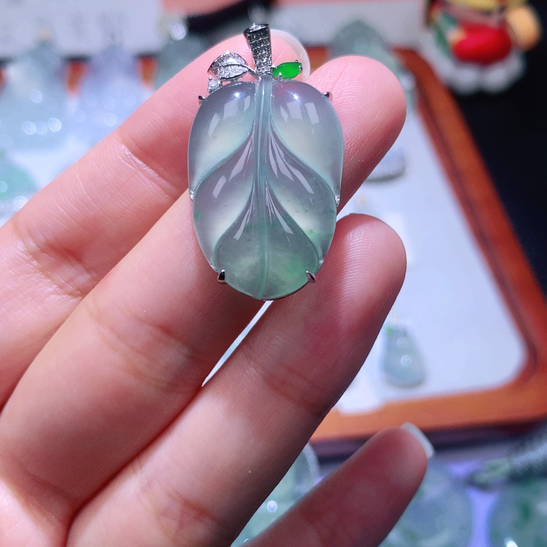 颈饰18K金镶嵌翡翠叶子