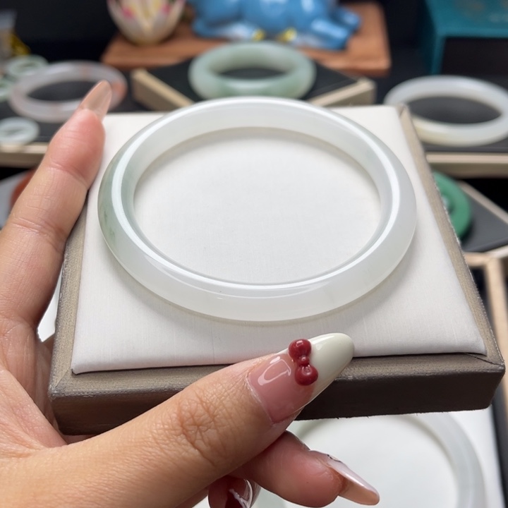 石英质玉手镯未镶嵌牡*花