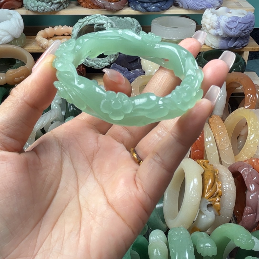 石英质玉未镶嵌雕花手镯